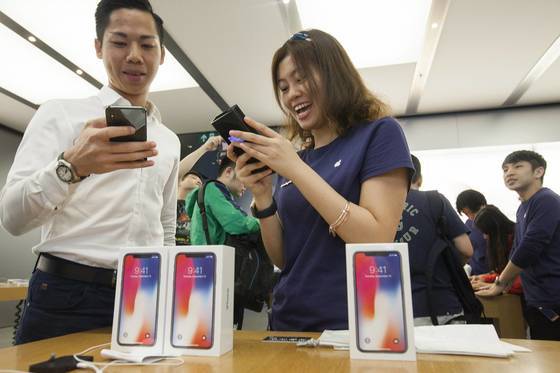 3일 홍콩의 애플 매장을 찾은 시민들이 이날 출시된 아이폰X를 살펴보고 있다. [epa=연합뉴스]