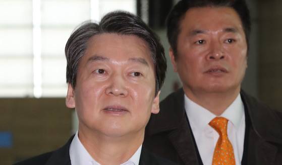 안철수 국민의당 대표가 안보와 4차 산업혁명을 주제로 3박 5일 일정의 독일·이스라엘 방문길에 오르기 위해 3일 오후 인천공항을 통해 출국하고 있다.[연합뉴스]