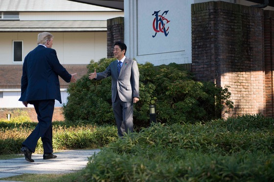 도널드 트럼프 미국 대통령이 5일 가스미가세키 컨트리클럽 골프장에 도착해 아베 신조 일본 총리와 만나 악수를 하려고 하고 있다. [AFP=연합뉴스]