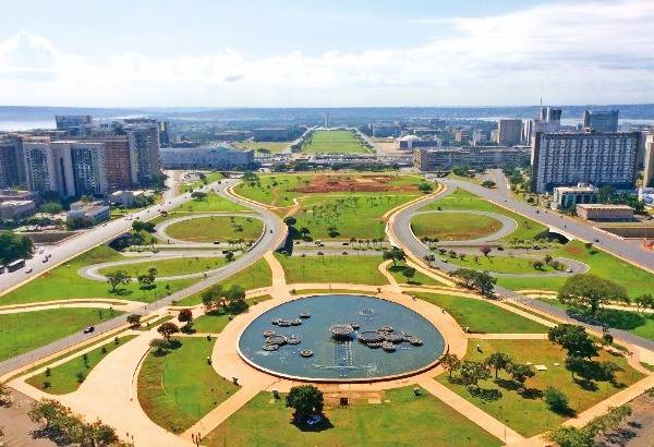 행정부, 입법부, 사법부 건물에 둘러싸여 있는 삼부광장