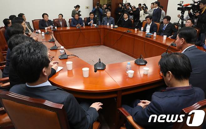 지난 5일 밤 서울 여의도 국회에서 열린 바른정당 의원총회가 열리고 있다. 이날 의총에서 바른정당은 전당대회 연기와 자유한국당과의 통합 문제 등 당현안에 대해 논의한다. 2017.11.5/뉴스1 © News1 송원영 기자