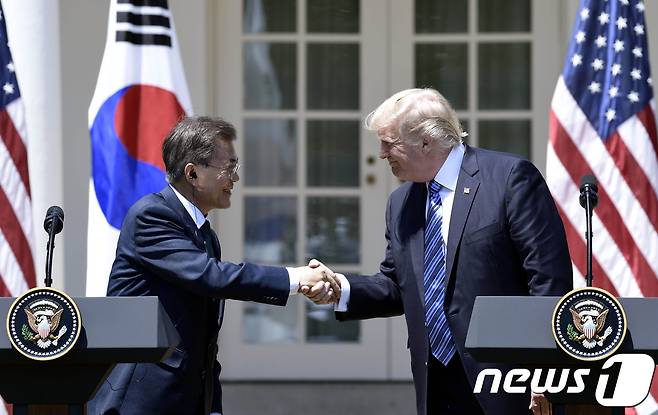 문재인 대통령과 도널드 트럼프 미국 대통령이 지난 6월  워싱턴 백악관 로즈가든에서 가진 공동 기자회견에서 악수를 하고 있다. © AFP=뉴스1