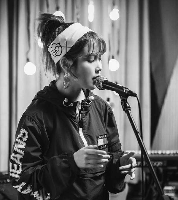 아이유 리메이크 곡 ‘잠 못 드는 밤 비는 내리고’ 스페셜 영상 클립 중 한 장면. / 로엔엔터테인먼트