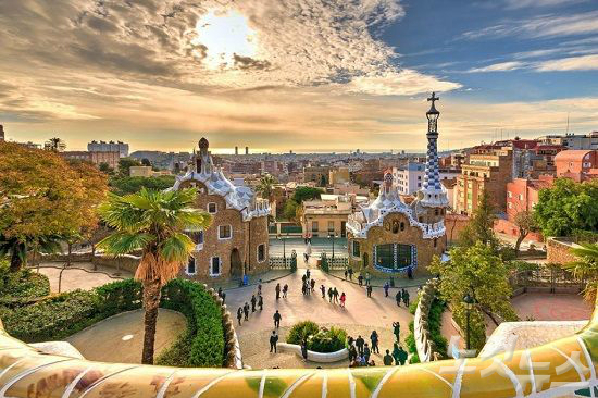 바르셀로나 구엘공원은 가우디가 설계한 영국풍의 공원으로 멀리 지중해와 바르셀로나 시내가 한 눈에 보인다. (사진=자유투어 제공)