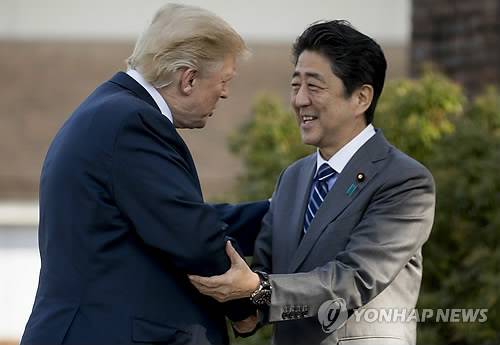 (도쿄 AP=연합뉴스) 일본을 방문한 도널드 트럼프 미국 대통령(왼쪽)이 5일(현지시간) 도쿄 근교 사이타마현 가스미가세키CC에 도착, 마중 나온 아베 신조 일본 총리와 인사를 나누고 있다.      ymarshal@yna.co.kr