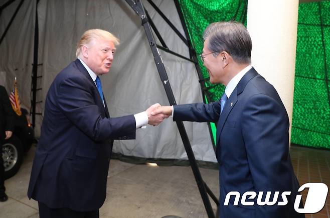 문재인 대통령과 도널드 트럼프 미국 대통령이 7일 경기도 평택 캠프 험프리에서 악수하고 있다. (청와대) 2017.11.7/뉴스1 © News1 이광호 기자