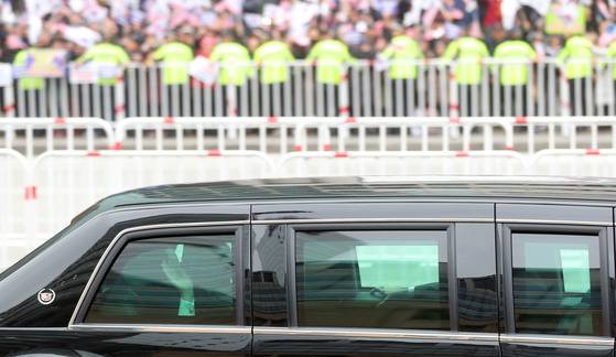 세종로를 지나는 캐딜락 원에 탑승한 트럼프 대통령이 손을 흔들고 있다. 강정현 기자