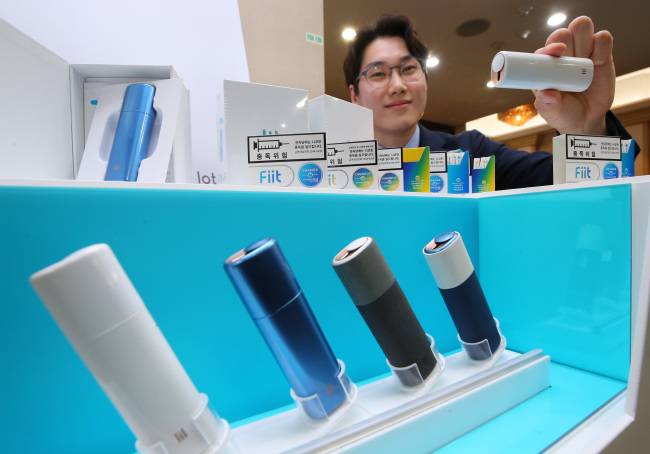 A model presents KT&G’s heat-not-burn device lil in Seoul on Tuesday. (Yonhap)