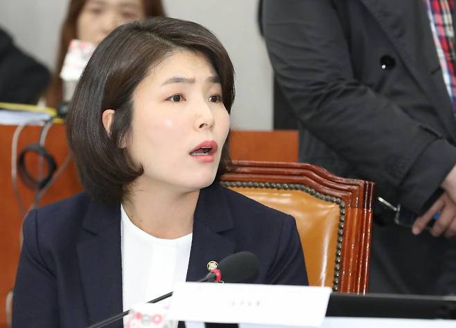 지난 6일 오후 서울 여의도 국회 운영위원회 회의실에서 열린 2017 국정감사에 참석한 전희경 자유한국당 의원이 임종석 청와대 대통령 비서실장에게 전대협(전국대학생대표자협의회), 주사파(주체사상파) 출신 인사들이 청와대를 장악했다는 취지의 발언을 하고 있다. /사진=뉴시스