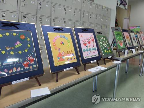 2015년 11월 28일 일본 도쿄한국학교에서 열린 '대한민국 종이접기 문화 축제 한마당'에 한국과 일본의 작품들이 전시돼 있다. [연합뉴스 자료 사진]