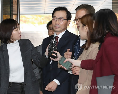 (서울=연합뉴스) 한상균 기자 = 국가정보원 '댓글 사건' 수사와 재판 방해공작 주도혐의를 받는 서천호 전 국정원 2차장이 영장실질심사를 받기 위해 지난 6일 오후 서울중앙지법에 출석해 취재진의 질문을 받고 있다.     xyz@yna.co.kr