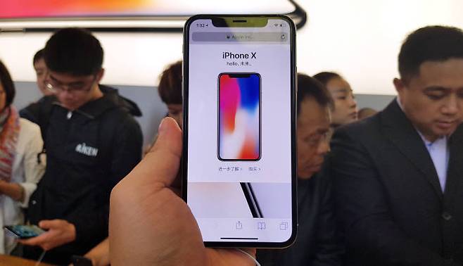 애플이 24일 국내 출시하는 아이폰X.