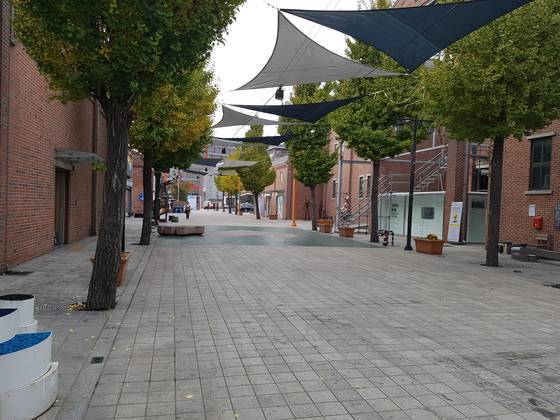 개항당시와 1930~40년대 지어진 붉은 벽돌의 창고들이 예술과 창작의 공간으로 바뀌었다. [사진 임명수 기자]