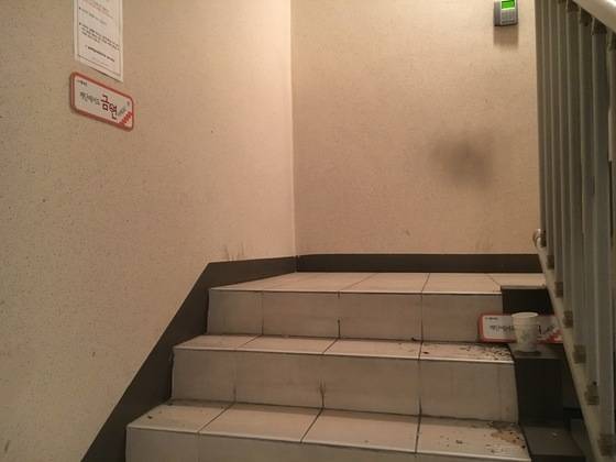 금연구역을 알리는 팻말이 벽과 계단에 두 개나 있지만 누군가 아랑곳 않고 담배를 피웠다. 백수진 기자