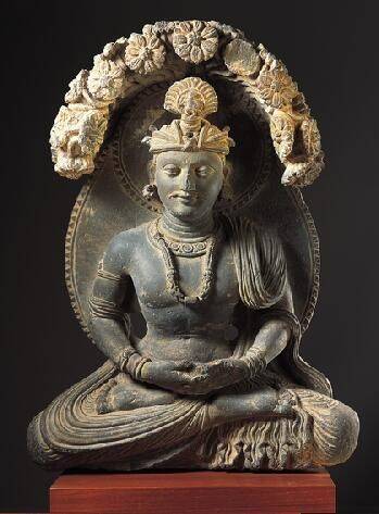 싯다르타가 농경제 참석차 성밖에 나갔다가 잠부나무 아래서 명상의 희열에 잠기는 모습을 담은 조각상.