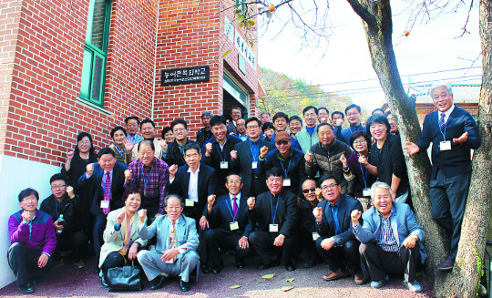 농어촌 목회학교 올해 마지막 강의에 참석한 목회자 부부들이 지난 2일 전북 진안 배넘실교회 앞에서 기념촬영을 하고 있다.