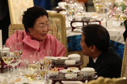 임종석 비서실장이 이용수 할머니의 자리를 찾아 무릎을 굽혀 인사말을 건네고 있다. [사진=청와대사진기자단]