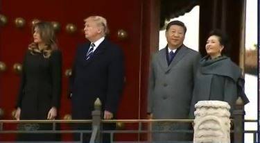 트럼프 눈치를 보고 손을 뺀 후 머쓱해 하는 시진핑 주석[사진=유튜브 ‘JTBC 뉴스룸’ 영상 캡처]