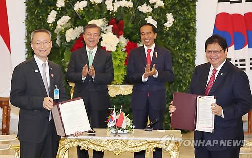 (보고르=연합뉴스) 배재만 기자 = 인도네시아를 국빈방문 중인 문재인 대통령과 조코 위도도 인도네시아 대통령이 9일 오후 보고르 대통령궁 테라타이홀에서 열린 양국 MOU 서명식에서 백운규 산업통상자원부 장관과 아이르랑가 하르타르토 인도네시아 산업부 장관이 '산업협력' MOU 체결에 박수치고 있다.     scoop@yna.co.kr