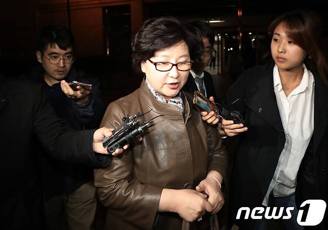 가수 고 김광석씨의 부인 서해순 씨가 딸 서연양의 사망 의혹 사건과 관련해 조사를 마친 뒤 16일 오후 서울 종로구 서울지방경찰청을 나서고 있다. 2017.10.16/뉴스1 © News1 구윤성 기자