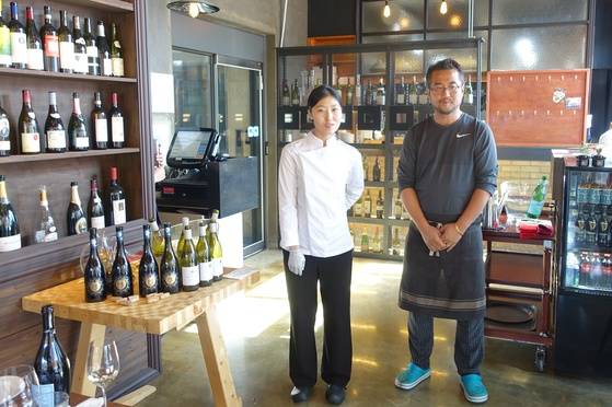 팝업 행사를 시작하면서 환영 인사를 하는 이영라·김민성 셰프(왼쪽부터).