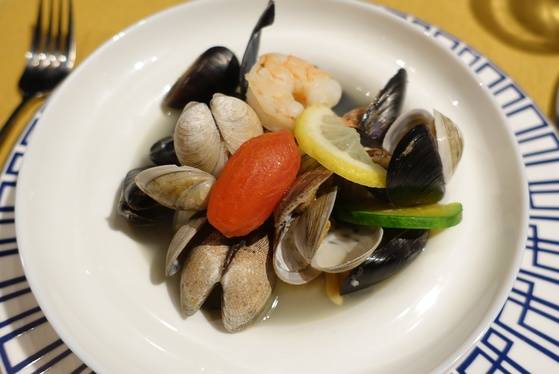 지중해식 해산물 스튜인 부야베스.