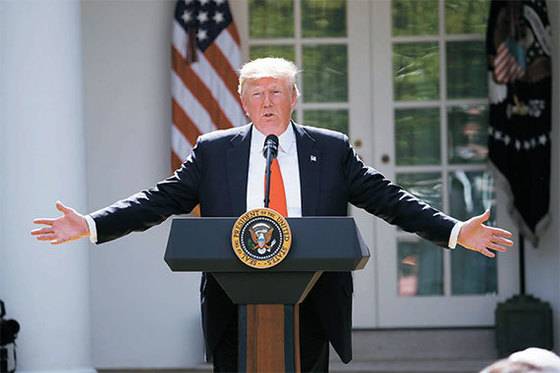 지난 6월 미국 백악관 로즈가든에서 파리기후변화협약 탈퇴를 발표 중인 도널드 트럼프 대통령. 그는 ’협약은 미국에 불이익을 가져다준다“고 주장했다. [AP=연합뉴스]