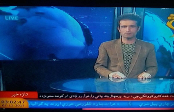 아프가니스탄 샴샤드TV 뉴스 앵커 데피안트 파르위즈 사피가 지난 7일(현지시간) 테러 공격을 받고도 자리로 돌아와 뉴스를 진행하고 있다. 샴샤드TV