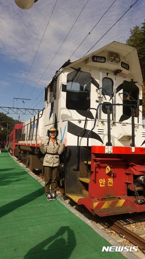 【봉화=뉴시스】김정환 기자 = 백두대간 협곡열차 'V트레인'과 승무원.ace@newsis.com