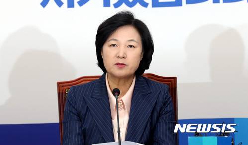 【서울=뉴시스】박영태 기자 = 추미애 더불어민주당 대표가 10일 오전 서울 영등포구 여의도 국회 더불어민주당 당대표 회의실에서 진행된 최고위원회의에서 "이명박 전 대통령은 진실을 밝히고 국민 앞에 고해성사를 해야 한다"라고 모두발언을 하고 있다. 2017.11.10.since1999@newsis.com