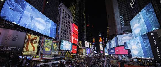 올 11월 한달 동안 매일밤 뉴욕 타임스퀘어에서 펼쳐지는 영상 퍼포먼스 '미드나이트 모먼트-테라틱 애니미즘(Terratic Animism)'. 광장 주변 60개 전광판이 매일 3분 동안 상업 광고를 중단하고 공연에 참여한다. [사진 타임스퀘어 얼라이언스]