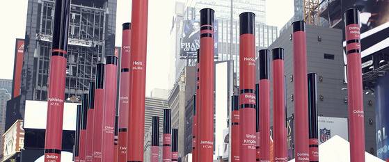 올 2월 뉴욕 타임스퀘어에 전시된 설치미술 작품 '‘우리도 한때 이방인이었다(We Were Strangers Once Too)’. [사진 타임스퀘어 얼라이언스]