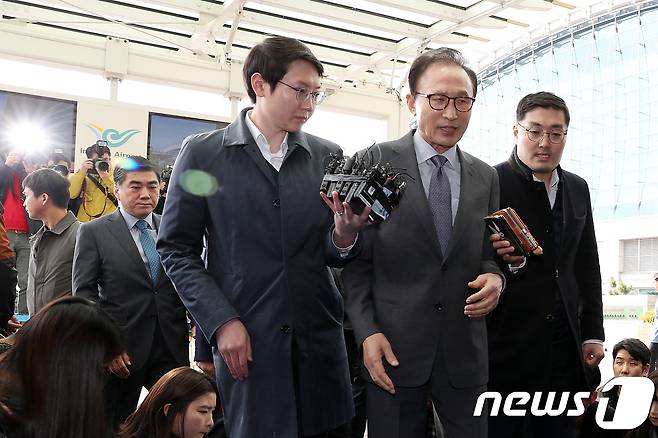 이명박 전 대통령이 12일 인천국제공항에서 '적폐청산'에 대한 입장을 밝힌 뒤 중동으로 출국하고 있다.2017.11.12/뉴스1 ©News1 민경석 기자