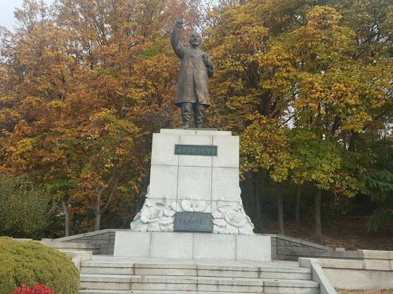 서울어린이대공원에 있는 독립운동가 조만식 선생의 동상.［사진 서울시］