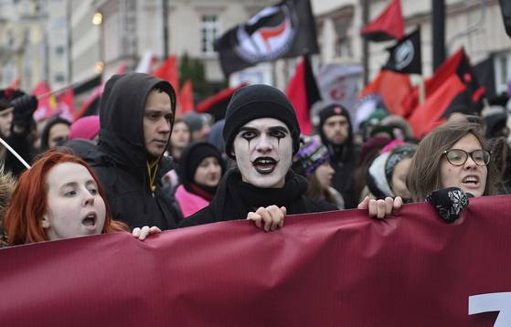 11일 폴란드 바르샤바에선 반(反) 파시스트 시위도 열렸지만 규모는 훨씬 작았다. [AP=연합뉴스]