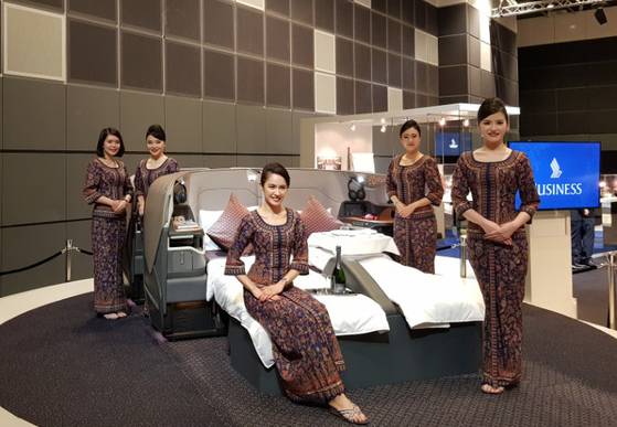 싱가포르항공이 11월 2일 싱가포르 선텍시티에서 공개한 2017년형 A380의 비즈니스 클래스. [사진 홍수민 기자]