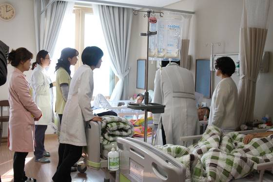 아침마다 요양병원장이 간호사, 간병인, 영양사, 사회복지사와 함께 입원환자를 살펴보면서 필요한 내용을 조치한다. [사진 대정요양병원]