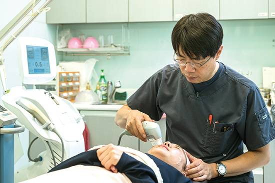 레이저 리프팅과 실 리프팅은 안면거상술에 비해 효과가 작지만 부작용이 생길 확률도 낮다. 사진은 리프팅 시술을 하고 있는 박재현 플랫아이언성형외과 원장.