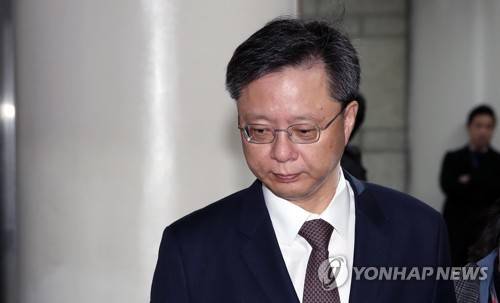 (서울=연합뉴스) 김인철 기자 = 우병우 전 청와대 민정수석이 13일 오전 서초구 서울중앙지법에서 열리는 직권남용 및 직무유기 등에 대한 21회 공판에 출석하기 위해 법정으로 향하고 있다. 2017.11.13      yatoya@yna.co.kr