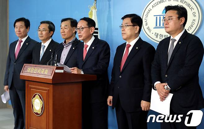 자유한국당 국회 예산결산특별위원회 예산안조정소위(구 계수조정소위) 위원들이 14일 오후 서울 여의도 국회 정론관에서 예산심사 방향 등에 대한 설명을 하고 있다. 왼쪽부터 곽대훈, 경대수, 김기선, 김도읍, 김광림, 김성원 의원. 2017.11.14/뉴스1 © News1 박정호 기자