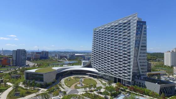 지난 2007년 착공해 2015년 완공한 진주 혁신도시. 오른쪽 큰 건물이 이곳에 입주한 11개 공공기관 중 가장 큰 규모인 한국토지주택공사 본사다. [송봉근 기자]