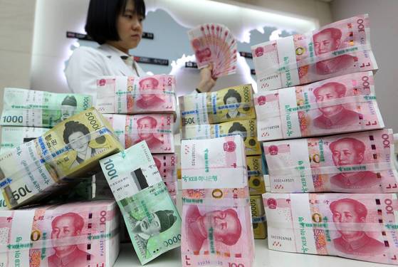 한중 통화스와프가 자정 만기 되는 10일 서울 KEB하나은행 본점에서 직원이 원화와 위안화를 살펴보고 있다. 이주열 한국은행 총재는 이날 한중 통화스와프 만기 연장 협의와 관련해 "아직 모든 것이 완결되지 않았고 오늘도 회의가 잡혀 있다"고 말했다. [연합뉴스]