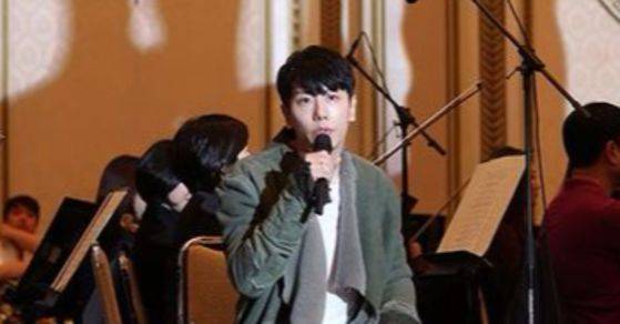 트럼프 대통령 방한기념 만찬에서 노래 ‘야생화’를 부른 가수 박효신. [사진 청와대 공식 인스타그램]