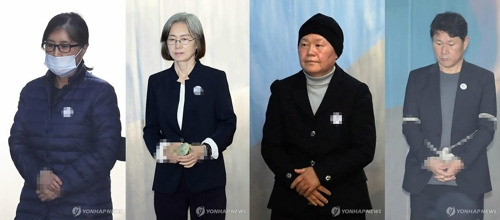 (서울=연합뉴스) 윤동진 기자 = 14일 오전 서초구 서울고등법웝에서 열린 정유라씨의 이화여대 입학 및 학사 특혜 관련 항소심 선고에 출석하기 위해 최순실씨와 최경희 전 이화여대 총장, 김경숙 전 신산업융합대학장, 남궁곤 전 입학처장이 호송차에서 내려 법정으로 향하고 있다. 2017.11.14  mon@yna.co.kr(끝)