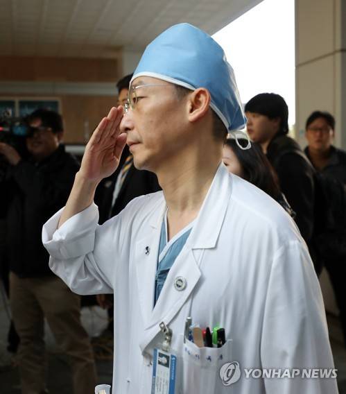 (수원=연합뉴스) 권준우 기자 = 14일 오전 경기도 수원시 아주대병원 경기남부 권역외상센터에서 이국종 교수가 군 관계자를 배웅하며 경례를 하고 있다.  이 교수는 JSA로 귀순하다 북한군의 총격으로 부상을 입은 북한군 병사의 집도를 담당하고 있다. 2017.11.14