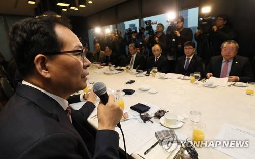 (서울=연합뉴스) 이지은 기자 = 고형권 기획재정부 1차관이 14일 오전 서울 영등포구 CCMM빌딩에서 개신교 대표들과 가진 종교인 과세 간담회에서 인사말을 하고 있다. 2017.11.14      jieunlee@yna.co.kr