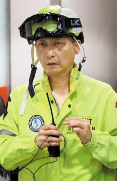 헬기 출동하는 이국종 교수 - 14일 오후 경기도 수원 아주대병원에서 이국종 교수가 귀순 북한군 병사의 진료를 마친 뒤 다른 외상 중증 환자가 발생한 현장에 가기 위해 옥상 헬기장으로 이동하고 있다. /남강호 기자