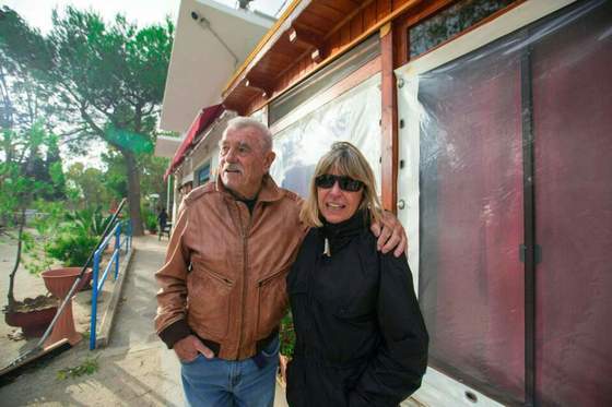 독일인 피터와 수지 부부. 여름이면 요트로, 가을부터는 캠핑카로 발길 닿는대로 여행을 한단다. [사진 장채일]