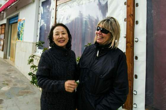 산 조반니 로톤도 인근의 한적한 바닷가 캠핑장인 리도 살피에서 만난 수지씨. 아내와 마치 오랜 친구라도 되는냥 서로 웃고 떠들며 시간을 보냈다. [사진 장채일]