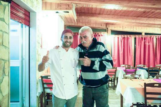 하루를 공칠 뻔한 주방장임에도 음식에 대한 자부심이 대단하다. 자신이 직접 반죽한 밀가루로 도우를 만들고 신선한 재료로 화덕에 구워낸다고 설명했다. [사진 장채일]